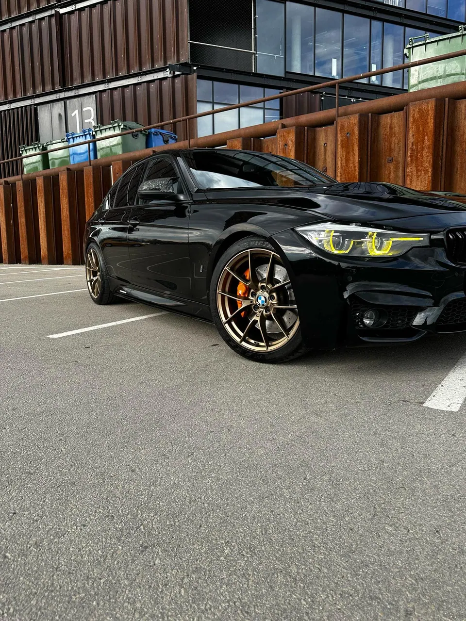 Juodas BMW iš SIGJA darbų galerijos