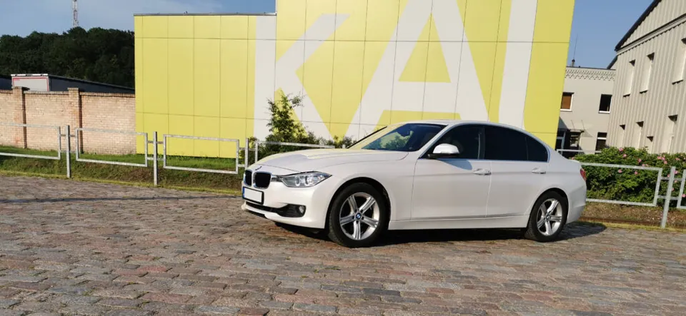 Baltas BMW iš SIGJA darbų galerijos